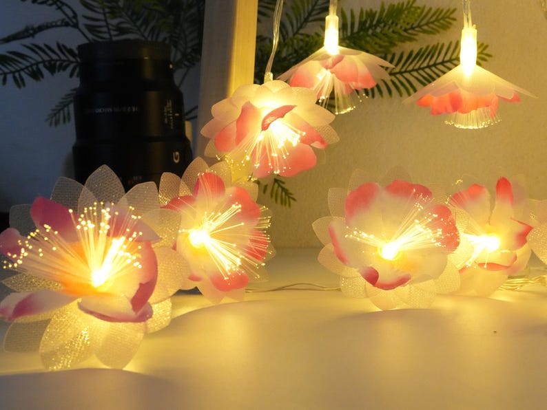 LED-Lichterketten mit rosa Blumen eignen sich für Schlafzimmer, Hochzeiten, Partys und Fensterdekorationen