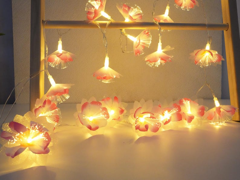LED-Lichterketten mit rosa Blumen eignen sich für Schlafzimmer, Hochzeiten, Partys und Fensterdekorationen
