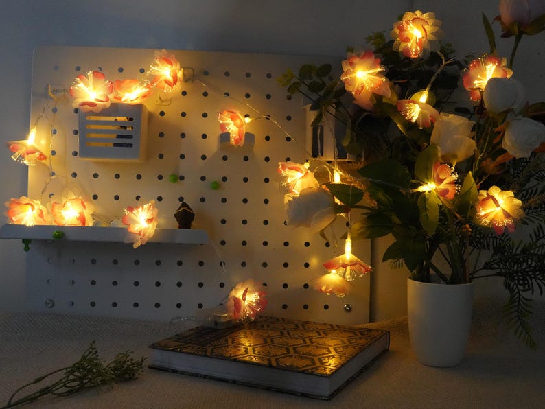 LED-Lichterketten mit rosa Blumen eignen sich für Schlafzimmer, Hochzeiten, Partys und Fensterdekorationen