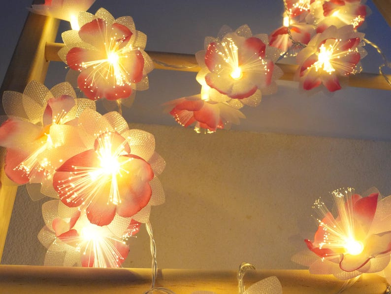 LED-Lichterketten mit rosa Blumen eignen sich für Schlafzimmer, Hochzeiten, Partys und Fensterdekorationen