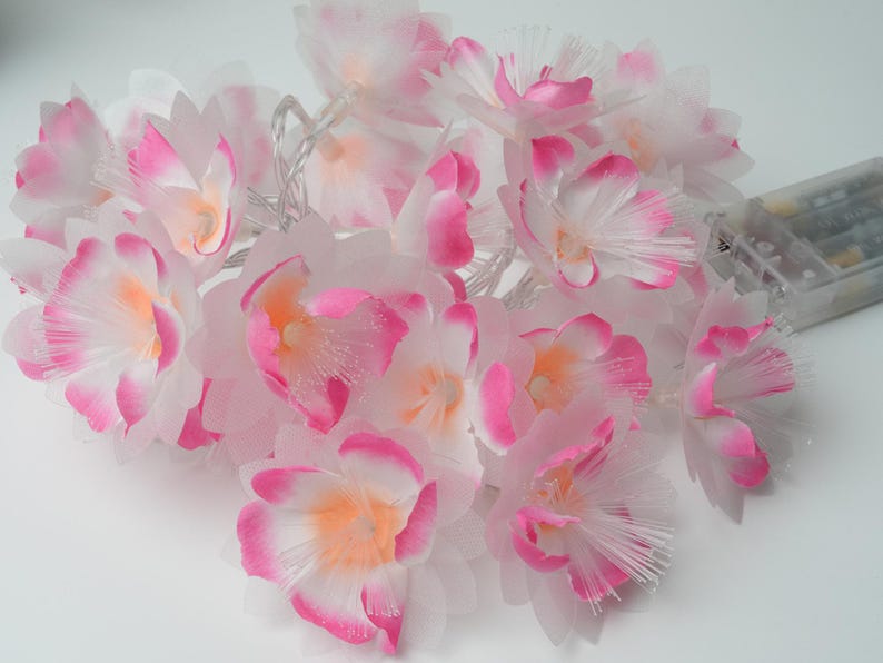 LED-Lichterketten mit rosa Blumen eignen sich für Schlafzimmer, Hochzeiten, Partys und Fensterdekorationen
