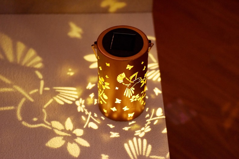 Solarlaterne mit Kolibri-Muster für den Außenbereich, Hängende Gartenleuchte, Hohlschattenlaterne aus Metall, Solar-Garten-Dekogeschenk
