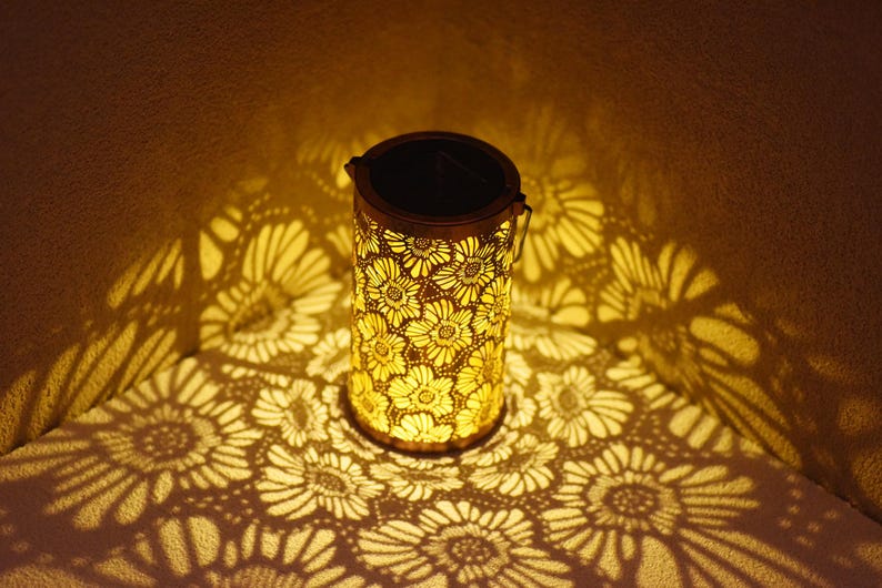 Solarlaterne zum Aufhängen mit Chrysanthemenmuster, hohle Schattenlaterne aus Metall