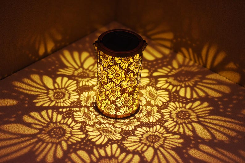 Solarlaterne zum Aufhängen mit Chrysanthemenmuster, hohle Schattenlaterne aus Metall